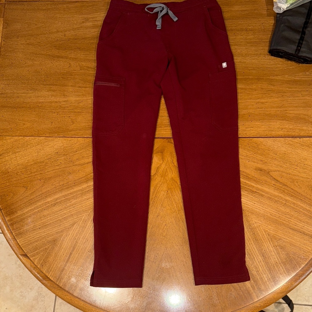 FIGS . Women’s Yola skinny maroon scrubs perfect bottoms. Like new. Xxsp